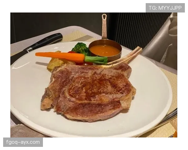 苏亚雷斯训练完回家吃晚饭，餐桌上摆着三块牛排、一整只烤鸡，还有一瓶红酒——这还是他“控制饮食”的状态？